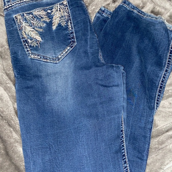 Grace in LA Jeans - Picture 2 of 13